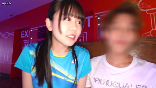 室内 · 坐姿 · 中景 · 运动服