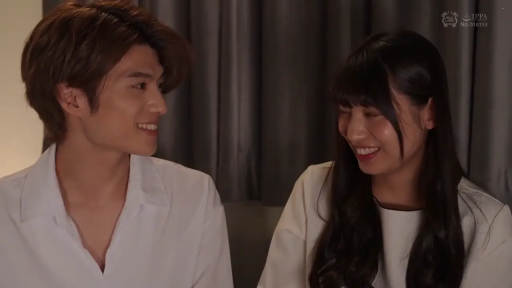 室内 · 坐姿 · 白衬衫 · 交流 · 笑容 · 情侣