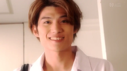 室内 · 白色衬衫 · 面部特写 · 正面站立 · 对镜微笑 · 亚洲男性 · 单肩背包 · 开朗亲切