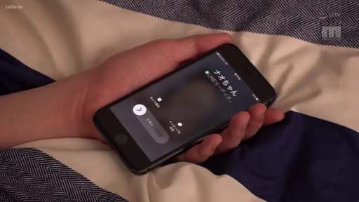 卧室 · 手机 · 卧姿 · 睡衣 · 查看手机 · 手部特写