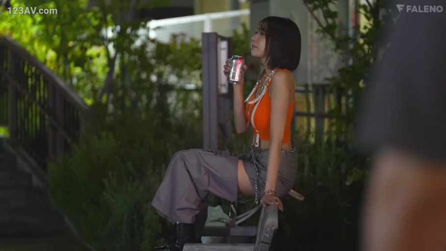 坐姿 · 平静 · 户外 · 生活化 · 易拉罐 · 侧面全景 · 饮水 · 休闲背心