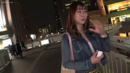 室内 · 坐姿 · 字幕 · 平静 · 项链 · 上半身 · 访谈 · 白色无袖衫