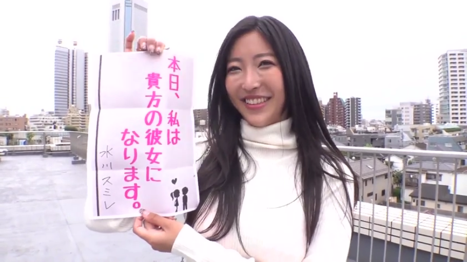 站姿 · 微笑 · 半身 · 长发 · 白色高领毛衣 · 纸牌 · 户外屋顶 · 展示纸张