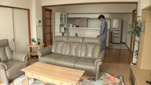 站姿 · 客厅 · 远景 · 睡衣