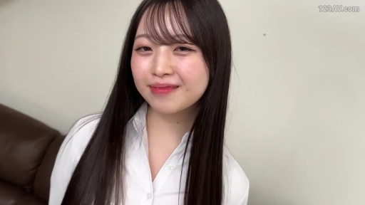 室内 · 站立 · 皮沙发 · 白色衬衫 · 半身特写 · 注视镜头 · 微张口 · 长直发