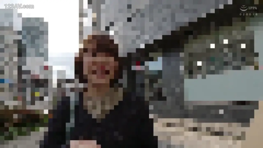 Mosaic · Stand · 平静 · Half-body · Street · 行走 · Blue top · One-shoulder bag