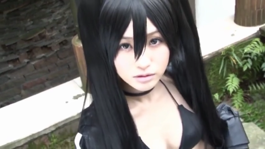 黑色长假发 · 上半身 · 站姿 · 屋外 · 注视镜头 · 黑色比基尼 · 冷淡