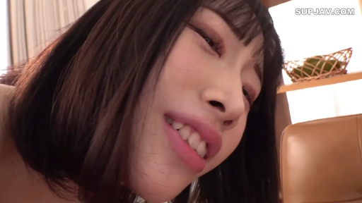 坐姿 · 中景 · 微笑 · 客厅 · 学生制服 · 日本AV · 单肩包 · 亲昵互动