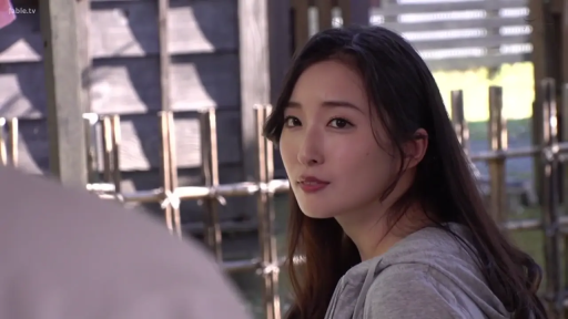 面部特写 · 注视 · 户外 · 长发 · 灰色连帽衫 · 侧身回眸 · 从容微笑