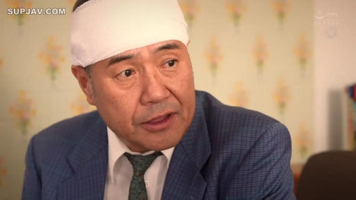 Indoor · Sitting Posture · Conversation · Smile · 居家 · Header · 围裙配衬衫