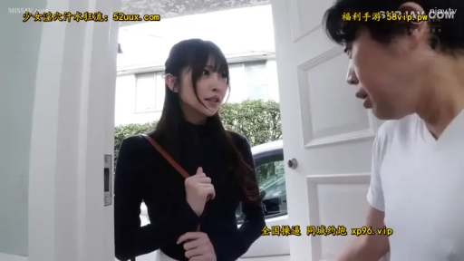 交谈 · 站立 · 中景 · 自然 · 挎包 · 长发 · 门口 · 黑色高领衫