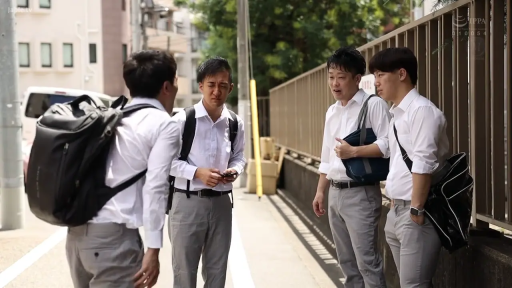 交谈 · 笑容 · 站立 · 灰色西裤 · 街道 · 背包 · 中远景 · 多男场景