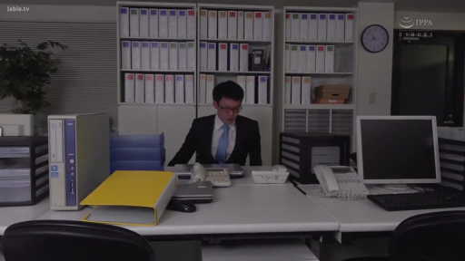 严肃 · 办公室 · 站立 · 电脑 · 办公 · 西装 · 职场剧情