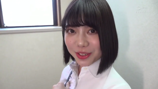 室内 · 白衬衫 · 微笑 · 顔のクローズアップ · 注視 · ショートヘア · 正面