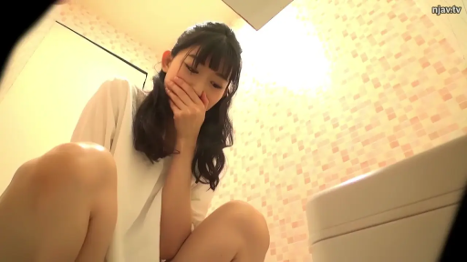 坐姿 · 胸部 · 露乳 · 享受 · 房间 · 蕾丝胸罩 · 饮水 · 罐装饮品