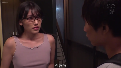 室内 · 眼镜 · 站立 · 粉色背心 · 上半身特写 · 疑惑 · 激凸 · 对视交谈