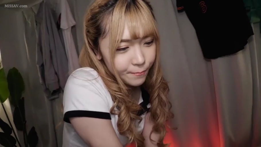 室内 · 俯身 · 面部特写 · 对视 · 窗帘 · 金发 · 体操服 · 微羞