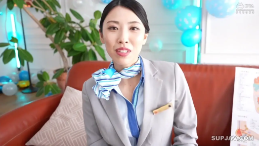 坐姿 · 中景 · 微笑 · 谈话 · 车内 · 西装 · 安全带 · 户外背景