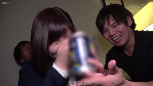 室内 · 坐姿 · 脸部 · 制服 · 多人 · 大笑 · 饮料罐 · 喝酒