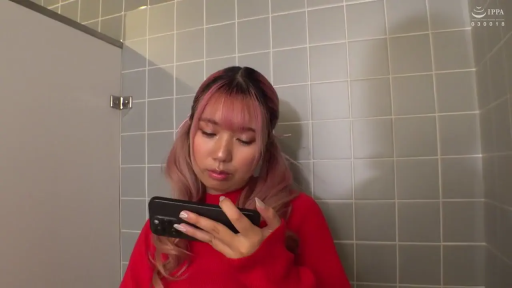 专注 · 浴室 · 站姿 · 半身特写 · 红色毛衣 · 智能手机 · 粉色长发 · 使用手机