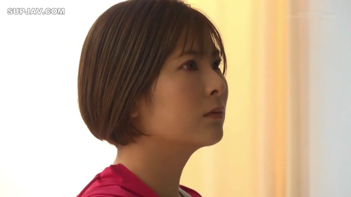 室內 · 平靜 · 侧脸特写 · 注视前方 · 短发 · 侧向站立 · 桃红色上衣