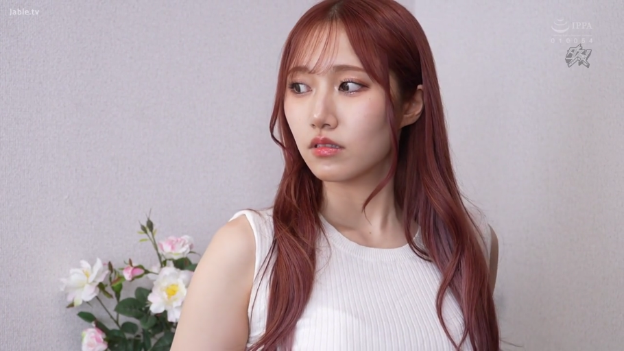 室内 · 半身 · 注视 · 忧虑 · 侧头 · 红发 · 白色无袖针织衫 · 盆花