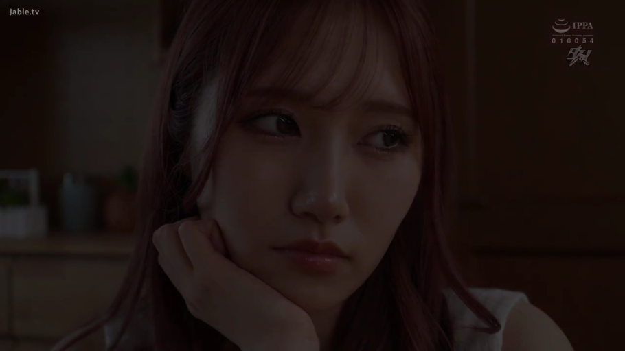 室内 · 忧郁 · 脸部 · 白色上衣 · 注视 · 特写 · 托腮