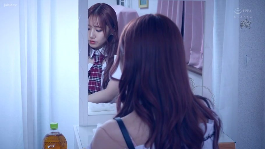 坐姿 · 全景 · 制服 · 房间 · 镜子 · Cosplay · 梳妆