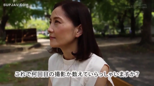 坐姿 · 脸部 · 平静 · 白色上衣 · 公园 · 远眺 · 户外场景