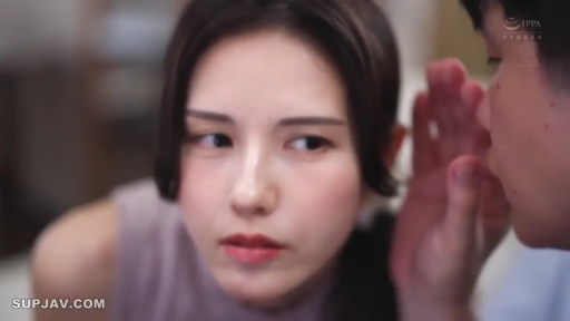 室内 · 脸部特写 · 冷淡 · 亚洲女性 · 靠近 · 耳语 · 紫色无袖衫