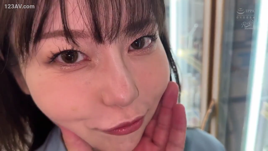 站立 · 全景 · 微笑 · 便利店 · 货架 · 清纯 · 走动 · 蓝色制服