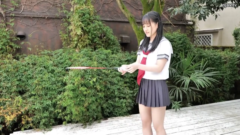 全身 · 专注 · 站立 · 水手服 · 长发 · 庭院 · 羽毛球拍 · 准备发球