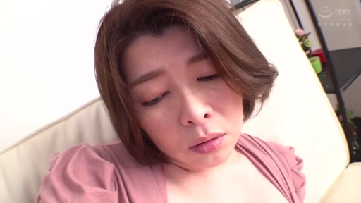 室内 · 憂鬱 · ソファ · 顔のクローズアップ · 凝視 · ピンクの上着 · 熟女 · 靠坐