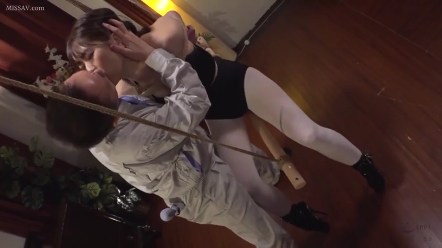 全身 · 投入 · 亲吻 · 室内影棚 · 站立拥吻 · 绳索 · 白色连裤袜