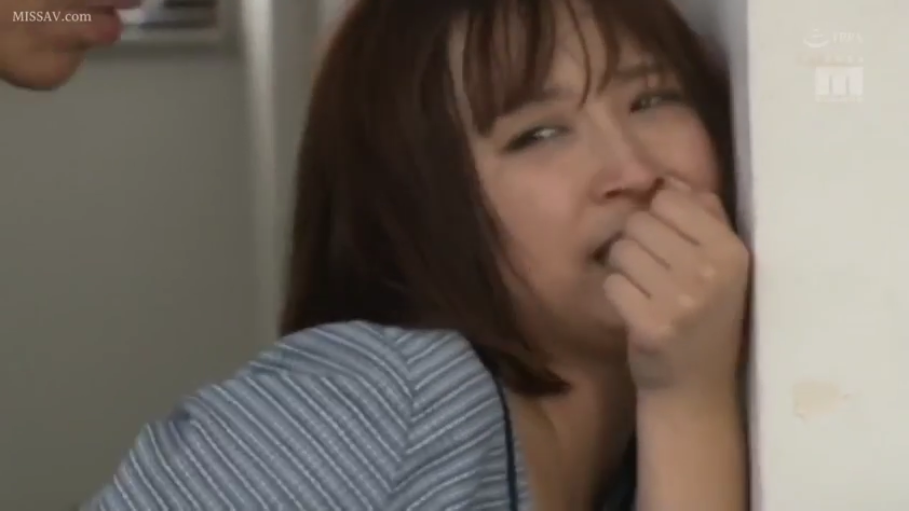脸部 · 卧室 · 微笑 · 项链 · 俯拍 · 开朗 · 抹胸裙 · 棕色卷发
