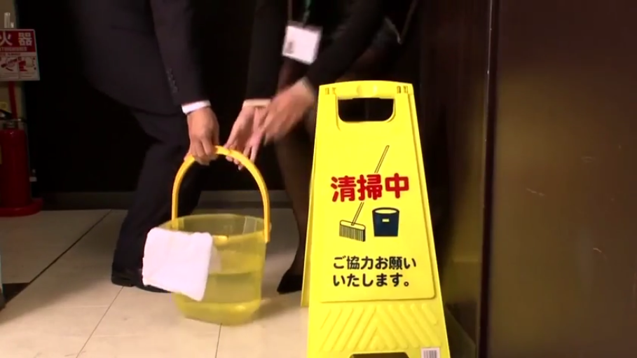 专注 · 和室 · 中景 · 抚摸 · 无袖上衣 · 对坐 · 矮几 · 忘年