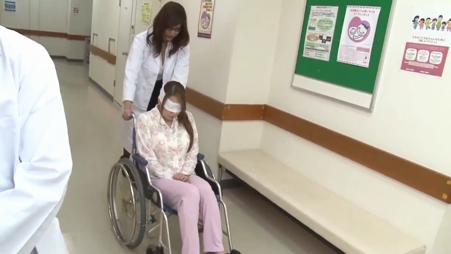 坐姿 · 医院 · 白大褂 · 角色扮演 · 全景 · 轮椅 · 蒙眼 · 推行