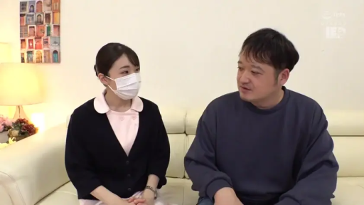 Eye contact · Blue hoodie · 自然 · 挂画 · White sofa · Half-body close-up · 并排坐姿 · 剧情访谈