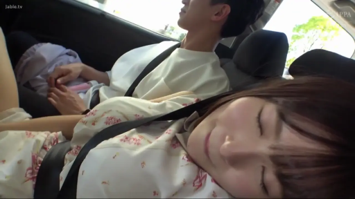 面部特写 · 车内 · 躺卧 · 碎花裙