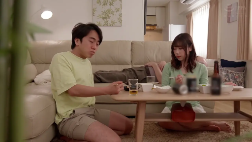 坐姿 · 中景 · 平静 · 客厅 · 多人 · 居家服 · 吃饭 · 矮桌