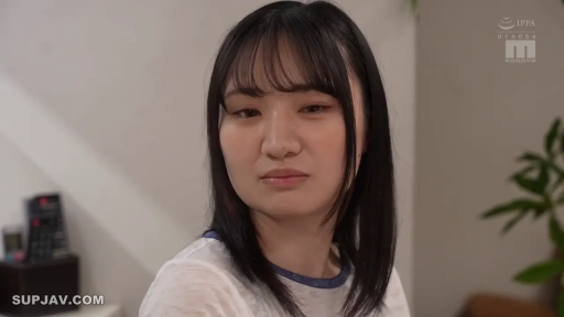 室内 · 女性 · 脸部特写 · 凝视 · 无表情 · 白T恤 · 侧身坐