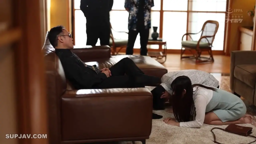 客厅 · 跪姿 · 远景 · 连衣裙