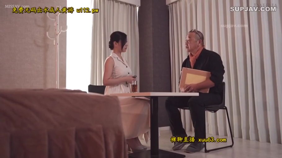格子衬衫 · 室内 · 坐姿 · 单人 · 脸部特写 · 甜美 · 盆栽 · 微笑