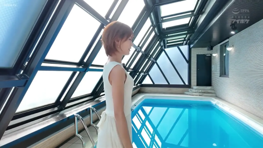 全身 · 站立 · 平静 · 白いワンピース · 侧望 · 室内泳池 · 泳池扶梯