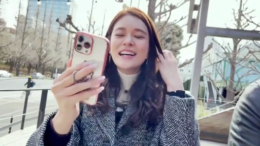 半身特写 · 智能手机 · 街头 · 自拍录制 · 开心大笑 · 街拍感 · 持物姿势 · 灰色呢子大衣