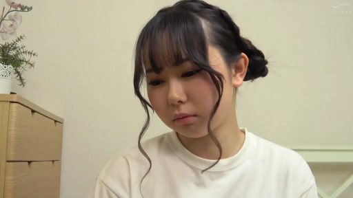 憂鬱 · 盆栽 · 头部特写 · 白いTシャツ · 室内寝室 · 发呆 · 编发 · 低头坐姿