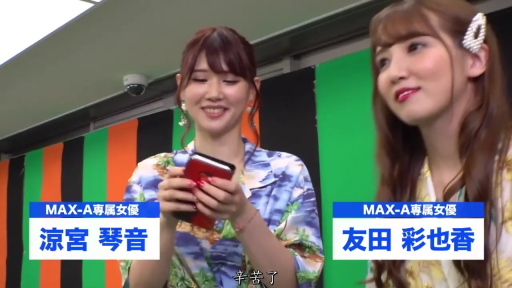 面部 · 站立 · 看手机 · 手机 · 笑容 · 摄影棚 · 碎花上衣 · 采访