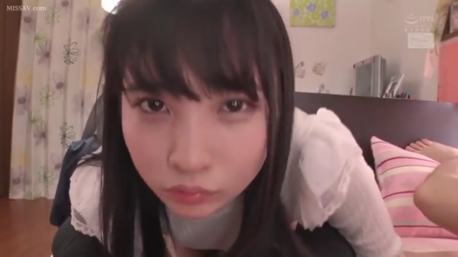 俯身 · 脸部特写 · 卧室 · 白色蕾丝上衣