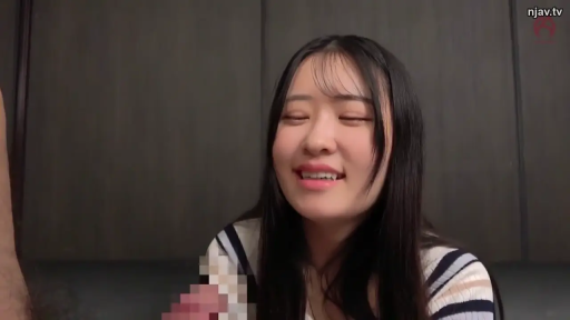 室内 · 坐姿 · 面部 · 马赛克 · 微笑 · 条纹衫 · 观看