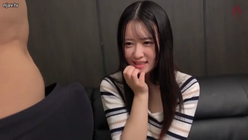 室内 · 坐姿 · 脸部特写 · 羞涩 · 条纹衫 · 观望 · 黑沙发 · 男方局部